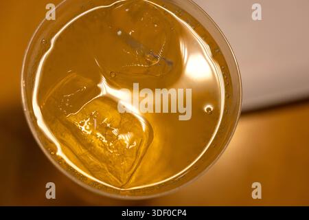 Eistee mit Eiswürfeln in einem Glas, von oben gesehen Stockfoto