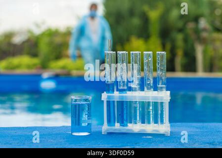 Überprüfen Sie die Wasseranalyse des Beckens. Selektiver Fokus. Natur. Stockfoto