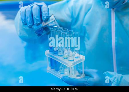 Überprüfen Sie die Wasseranalyse des Beckens. Selektiver Fokus. Natur. Stockfoto