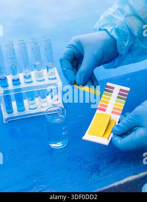 Überprüfen Sie die Wasseranalyse des Beckens. Selektiver Fokus. Natur. Stockfoto