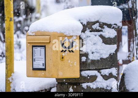 Postfach, Deutsche Post, Winterwetter, Schneeschauer, schneebedeckt, bei Oberelfringhausen in der Elfringhauser Schweiz, bei Hattingen, Nordrhein-Wes Stockfoto