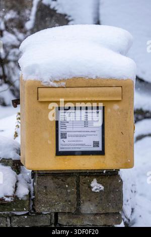 Postfach, Deutsche Post, Winterwetter, Schneeschauer, schneebedeckt, bei Oberelfringhausen in der Elfringhauser Schweiz, bei Hattingen, Nordrhein-Wes Stockfoto
