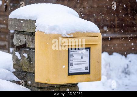 Postfach, Deutsche Post, Winterwetter, Schneeschauer, schneebedeckt, bei Oberelfringhausen in der Elfringhauser Schweiz, bei Hattingen, Nordrhein-Wes Stockfoto
