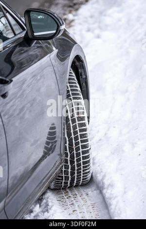 Winterreifen, Auto, in Schnee, Lauffläche Stockfoto