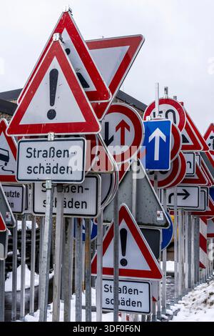 Lagerung von Verkehrsschildern auf dem Hof eines Straßenwartungsdepots, verschiedene Schilder mit Regeln und Verboten, Warnungen vor Gefahren, Straßenverkehr Stockfoto