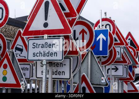Lagerung von Verkehrsschildern auf dem Hof eines Straßenwartungsdepots, verschiedene Schilder mit Regeln und Verboten, Warnungen vor Gefahren, Straßenverkehr Stockfoto