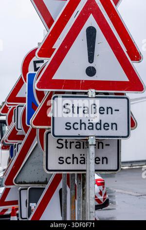 Lagerung von Verkehrsschildern auf dem Hof eines Straßenwartungsdepots, verschiedene Schilder mit Regeln und Verboten, Warnungen vor Gefahren, Straßenverkehr Stockfoto