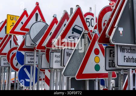 Lagerung von Verkehrsschildern auf dem Hof eines Straßenwartungsdepots, verschiedene Schilder mit Regeln und Verboten, Warnungen vor Gefahren, Straßenverkehr Stockfoto