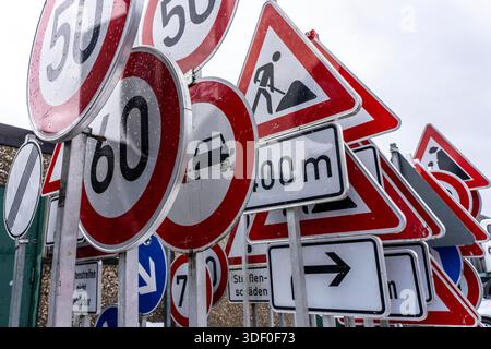 Lagerung von Verkehrsschildern auf dem Hof eines Straßenwartungsdepots, verschiedene Schilder mit Regeln und Verboten, Warnungen vor Gefahren, Straßenverkehr Stockfoto