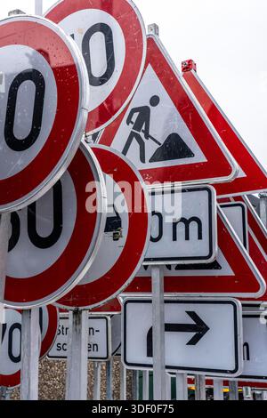 Lagerung von Verkehrsschildern auf dem Hof eines Straßenwartungsdepots, verschiedene Schilder mit Regeln und Verboten, Warnungen vor Gefahren, Straßenverkehr Stockfoto