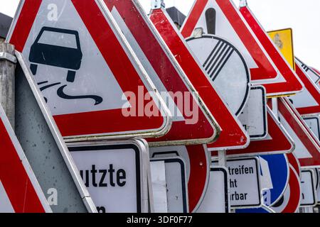Lagerung von Verkehrsschildern auf dem Hof eines Straßenwartungsdepots, verschiedene Schilder mit Regeln und Verboten, Warnungen vor Gefahren, Straßenverkehr Stockfoto