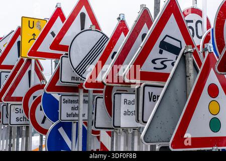 Lagerung von Verkehrsschildern auf dem Hof eines Straßenwartungsdepots, verschiedene Schilder mit Regeln und Verboten, Warnungen vor Gefahren, Straßenverkehr Stockfoto