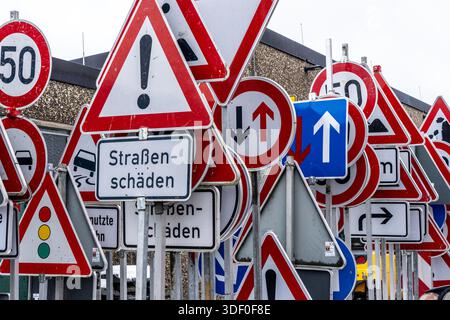 Lagerung von Verkehrsschildern auf dem Hof eines Straßenwartungsdepots, verschiedene Schilder mit Regeln und Verboten, Warnungen vor Gefahren, Straßenverkehr Stockfoto