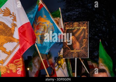Iranische Botschaft, London, Vereinigtes Königreich. Januar 2026. Als Reaktion auf den Aufruf des im Exil lebenden Kronprinzen Reza Pahlavi, auf die Straße zu gehen, versammeln sich Mitglieder der iranischen Gemeinschaft vor der iranischen Botschaft in London, um Einheit und Solidarität mit den Demonstranten im Iran zu zeigen. Die Mehrheit der Iraner fordert einen freien und demokratischen Iran und die Rückkehr von Pahlavi. Quelle: Amanda Rose/Alamy Live News Stockfoto