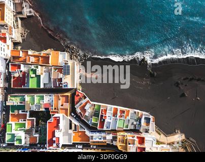 Blick von oben auf farbenfrohe Häuser und schwarzen Strand im kleinen Fischerdorf Punta Brava, Teneriffa, Kanarischen Inseln, Spanien Stockfoto