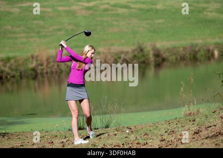 Oktober 2018, Statesville, NC, USA: A Young, die schöne Frau genießt warme Frühlingsluft, während sie auf üppigen Fairways abschlägt, im Sonnenlicht lächelt, selbstbewusster Schwung mit der Brise fliegt und jeden anmutigen Moment ihrer Golfrunde genießt. (Kreditbild: © Walter G. Arce Sr./ASP via ZUMA Press Wire) NUR REDAKTIONELLE VERWENDUNG! Nicht für kommerzielle ZWECKE! Stockfoto