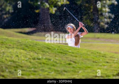 Oktober 2018, Statesville, NC, USA: A Young, die schöne Frau genießt warme Frühlingsluft, während sie auf üppigen Fairways abschlägt, im Sonnenlicht lächelt, selbstbewusster Schwung mit der Brise fliegt und jeden anmutigen Moment ihrer Golfrunde genießt. (Kreditbild: © Walter G. Arce Sr./ASP via ZUMA Press Wire) NUR REDAKTIONELLE VERWENDUNG! Nicht für kommerzielle ZWECKE! Stockfoto