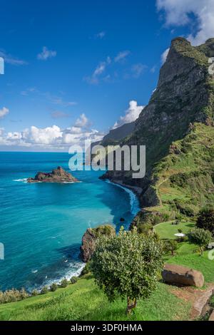 Malerische Aussicht von Miradouro de Sao Cristovao mit klarem blauem Himmel und blauem grünem Meer entlang der Küste der Insel Madeira. Stockfoto