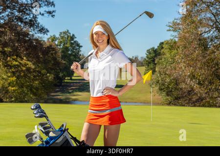 Oktober 2018, Statesville, NC, USA: A Young, die schöne Frau genießt warme Frühlingsluft, während sie auf üppigen Fairways abschlägt, im Sonnenlicht lächelt, selbstbewusster Schwung mit der Brise fliegt und jeden anmutigen Moment ihrer Golfrunde genießt. (Kreditbild: © Walter G. Arce Sr./ASP via ZUMA Press Wire) NUR REDAKTIONELLE VERWENDUNG! Nicht für kommerzielle ZWECKE! Stockfoto