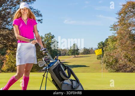Oktober 2018, Statesville, NC, USA: A Young, die schöne Frau genießt warme Frühlingsluft, während sie auf üppigen Fairways abschlägt, im Sonnenlicht lächelt, selbstbewusster Schwung mit der Brise fliegt und jeden anmutigen Moment ihrer Golfrunde genießt. (Kreditbild: © Walter G. Arce Sr./ASP via ZUMA Press Wire) NUR REDAKTIONELLE VERWENDUNG! Nicht für kommerzielle ZWECKE! Stockfoto