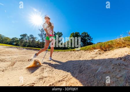 Oktober 2018, Statesville, NC, USA: A Young, die schöne Frau genießt warme Frühlingsluft, während sie auf üppigen Fairways abschlägt, im Sonnenlicht lächelt, selbstbewusster Schwung mit der Brise fliegt und jeden anmutigen Moment ihrer Golfrunde genießt. (Kreditbild: © Walter G. Arce Sr./ASP via ZUMA Press Wire) NUR REDAKTIONELLE VERWENDUNG! Nicht für kommerzielle ZWECKE! Stockfoto