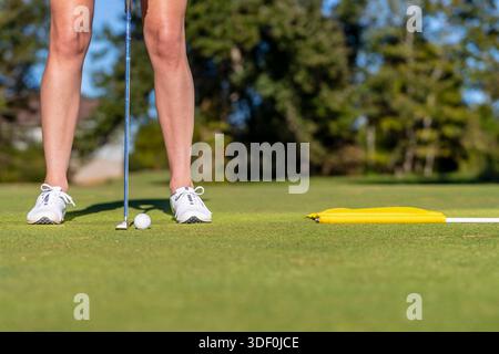 Oktober 2018, Statesville, NC, USA: A Young, die schöne Frau genießt warme Frühlingsluft, während sie auf üppigen Fairways abschlägt, im Sonnenlicht lächelt, selbstbewusster Schwung mit der Brise fliegt und jeden anmutigen Moment ihrer Golfrunde genießt. (Kreditbild: © Walter G. Arce Sr./ASP via ZUMA Press Wire) NUR REDAKTIONELLE VERWENDUNG! Nicht für kommerzielle ZWECKE! Stockfoto