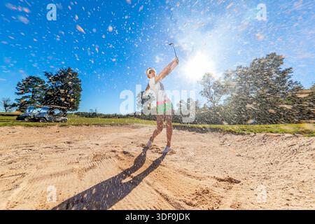 Oktober 2018, Statesville, NC, USA: A Young, die schöne Frau genießt warme Frühlingsluft, während sie auf üppigen Fairways abschlägt, im Sonnenlicht lächelt, selbstbewusster Schwung mit der Brise fliegt und jeden anmutigen Moment ihrer Golfrunde genießt. (Kreditbild: © Walter G. Arce Sr./ASP via ZUMA Press Wire) NUR REDAKTIONELLE VERWENDUNG! Nicht für kommerzielle ZWECKE! Stockfoto