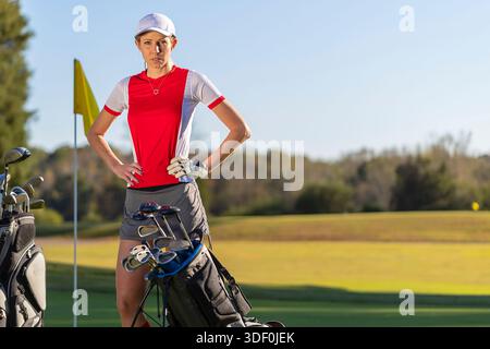 Oktober 2018, Statesville, NC, USA: A Young, die schöne Frau genießt warme Frühlingsluft, während sie auf üppigen Fairways abschlägt, im Sonnenlicht lächelt, selbstbewusster Schwung mit der Brise fliegt und jeden anmutigen Moment ihrer Golfrunde genießt. (Kreditbild: © Walter G. Arce Sr./ASP via ZUMA Press Wire) NUR REDAKTIONELLE VERWENDUNG! Nicht für kommerzielle ZWECKE! Stockfoto
