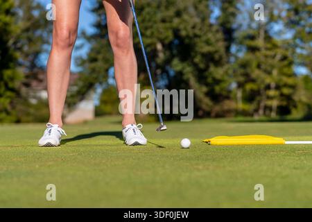 Oktober 2018, Statesville, NC, USA: A Young, die schöne Frau genießt warme Frühlingsluft, während sie auf üppigen Fairways abschlägt, im Sonnenlicht lächelt, selbstbewusster Schwung mit der Brise fliegt und jeden anmutigen Moment ihrer Golfrunde genießt. (Kreditbild: © Walter G. Arce Sr./ASP via ZUMA Press Wire) NUR REDAKTIONELLE VERWENDUNG! Nicht für kommerzielle ZWECKE! Stockfoto
