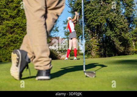 Oktober 2018, Statesville, NC, USA: A Young, die schöne Frau genießt warme Frühlingsluft, während sie auf üppigen Fairways abschlägt, im Sonnenlicht lächelt, selbstbewusster Schwung mit der Brise fliegt und jeden anmutigen Moment ihrer Golfrunde genießt. (Kreditbild: © Walter G. Arce Sr./ASP via ZUMA Press Wire) NUR REDAKTIONELLE VERWENDUNG! Nicht für kommerzielle ZWECKE! Stockfoto