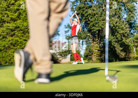 Oktober 2018, Statesville, NC, USA: A Young, die schöne Frau genießt warme Frühlingsluft, während sie auf üppigen Fairways abschlägt, im Sonnenlicht lächelt, selbstbewusster Schwung mit der Brise fliegt und jeden anmutigen Moment ihrer Golfrunde genießt. (Kreditbild: © Walter G. Arce Sr./ASP via ZUMA Press Wire) NUR REDAKTIONELLE VERWENDUNG! Nicht für kommerzielle ZWECKE! Stockfoto