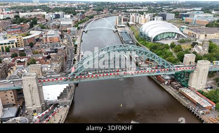 Aus der Vogelperspektive der Tyne Bridge, die den Fluss Tyne zwischen Newcastle upon Tyne und Gateshead, England, mit der sage Gateshead und Millennium Brid überspannt Stockfoto