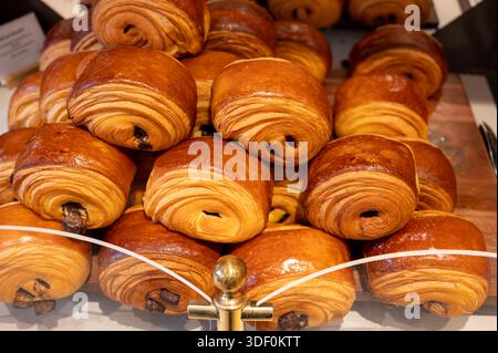 Frühstück in Frankreich, frisch gebackene Butter-Schokoladen-Croissants, Pain au Chocolat-Gebäck in der handwerklichen Bäckerei in Paris, Frankreich, Nahaufnahme, ausgestellt Stockfoto