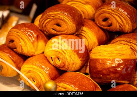 Frühstück in Frankreich, frisch gebackene Butter-Schokoladen-Croissants, Pain au Chocolat-Gebäck in der handwerklichen Bäckerei in Paris, Frankreich, Nahaufnahme, ausgestellt Stockfoto