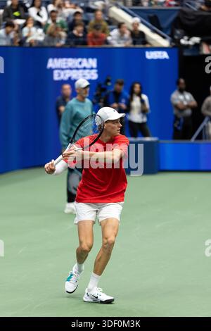 Flushing, New York, Usa. August 2025. Carlos Alcarazpraktizierte im Arthur Ashe Stadium vor dem US Open-Tennisturnier. Kristall Li. Stockfoto