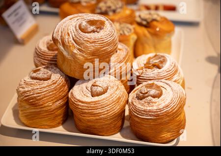 Frühstück in Frankreich, frisch gebackene Butter-Schokoladen-Croissants, Pain au Chocolat-Gebäck in der handwerklichen Bäckerei in Paris, Frankreich, Nahaufnahme, ausgestellt Stockfoto