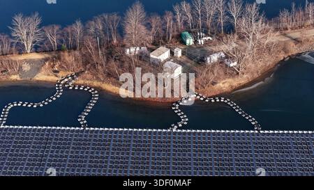 Abstrakte Luftaufnahme der schwimmenden Solarpaneele-Infrastruktur auf Wasser Stockfoto