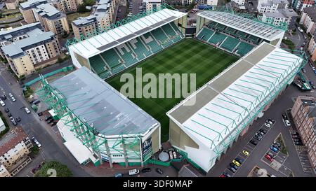 Blick aus der Vogelperspektive auf das Easter Road Stadium, Heimstadion des Hibernian Football Club in Edinburgh, Schottland, mit dem leeren Fußballfeld, den Tribünen und der Umgebung Stockfoto