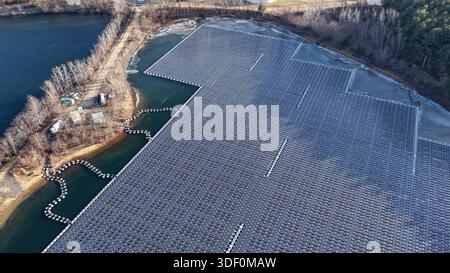 Luftaufnahme der Floating Solar Panel Array am Süßwasserreservoir in New Jersey Stockfoto
