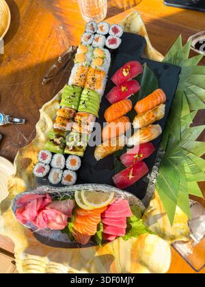 Sushi auf dem Teller, frische Auswahl an Brötchen in einem Restaurant, östliche Küche, Beach Club von Thailand Stockfoto