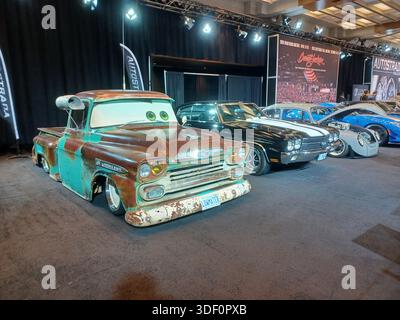 Toronto, ON, Kanada - 14. Februar 2025: Rostiger Chevrolet Pickup-Truck im Rattenrute-Stil mit lackierten Charakteraugen auf einer Autoausstellung. Während der Kanadien 2025 Stockfoto