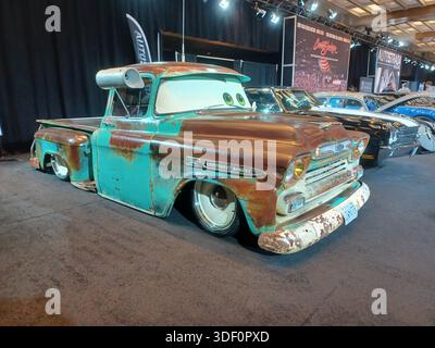 Toronto, ON, Kanada - 14. Februar 2025: Kundenspezifischer Chevrolet Apache Pickup-Truck mit einzigartiger Rostpatina und Cartoon-Augen. Im Jahr 2025 Stockfoto