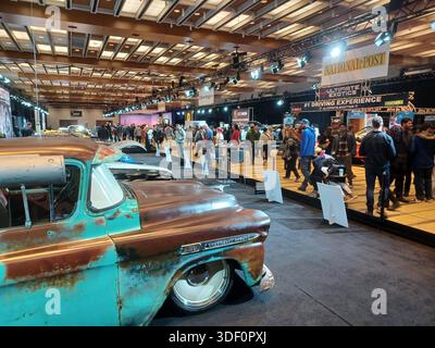 Toronto, ON, Kanada – 14. Februar 2025: Besucher erkunden klassische und kundenspezifische Fahrzeuge, die auf einer großen Automobilausstellung ausgestellt werden. Während der 2025 ca. Stockfoto