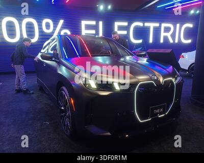 Toronto, ON, Kanada - 14. Februar 2025: Besucher beobachten den innovativen elektrischen SUV BMW iX auf einer Automobilausstellung. Im Jahr 2025 Stockfoto
