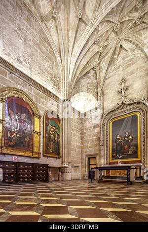 Erkunden Sie Sevillas Kelchskristei mit einem Goya-Gemälde, atemberaubender gotischer Architektur und einem gemusterten Boden. Reiche, historische aes Stockfoto