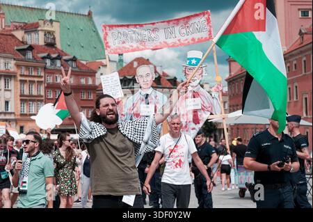 Demonstranten marschieren mit palästinensischen Fahnen und Spruchbändern während einer großen propalästinensischen Demonstration. Stockfoto