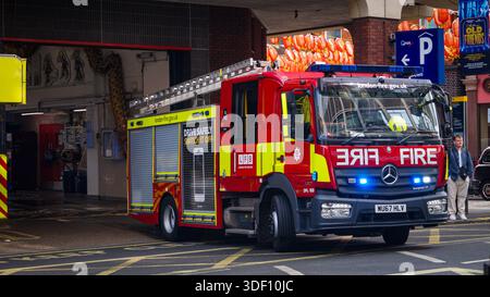 Die Londoner Feuerwehr (LFB) reagiert auf blaue Lichter und Sirenen von der Feuerwache Soho Stockfoto