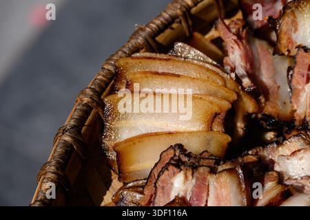 Geschnittenes, geräuchertes Schweinefleisch in Miao Bambustablett Stockfoto