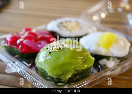 Khanom Tako im Khlong Lat Mayom, einem schwimmenden Markt in Bangkok: Ein thailändisches Dessert aus Glutinreismehl und Kokoscreme, Pandan und Hibiskusrose Stockfoto