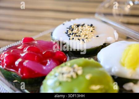 Khanom Tako im Khlong Lat Mayom, einem schwimmenden Markt in Bangkok: Ein thailändisches Dessert aus Glutinreismehl und Kokoscreme, Pandan und Hibiskusrose Stockfoto